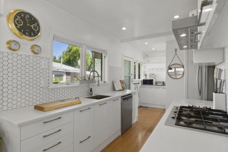 Photo of property in 2/526 Beach Road, Murrays Bay, Auckland, 0630