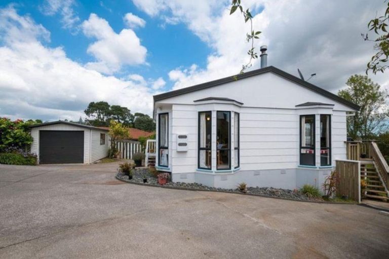 Photo of property in 1/6 Altair Place, Windsor Park, Auckland, 0632