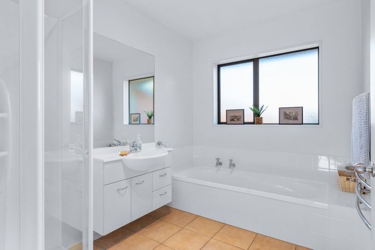 Photo of property in 4 Gwen Place, Redwood, Christchurch, 8051