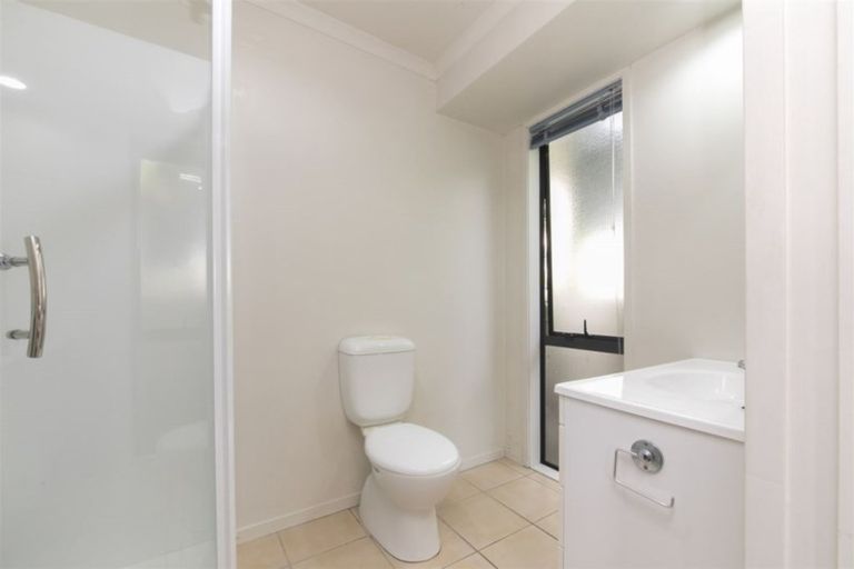 Photo of property in 37 Hewlett Road, Massey, Auckland, 0614