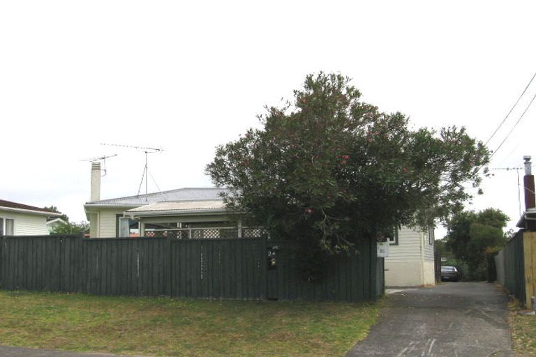 Photo of property in 1/24 Lancaster Road, Beach Haven, Auckland, 0626