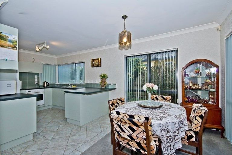 Photo of property in 15 Heversham Place, Glendene, Auckland, 0602
