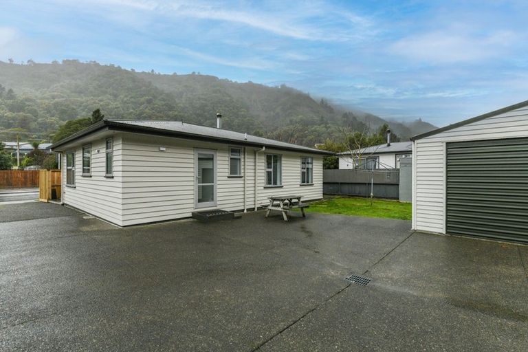 Photo of property in 53 Wairau Road, Picton, 7220
