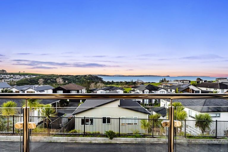 Photo of property in 33 Te Oneroa Way, Long Bay, Auckland, 0630