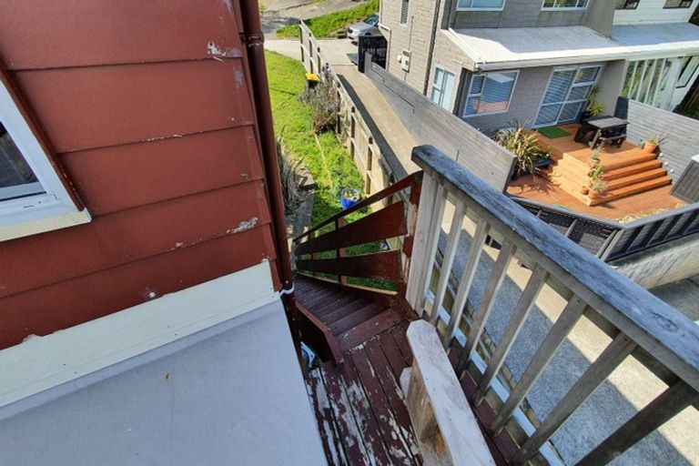 Photo of property in 10 Middlesex Place, Northland, Wellington, 6012