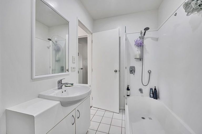 Photo of property in 8/30 John Jennings Drive, Oteha, Auckland, 0632