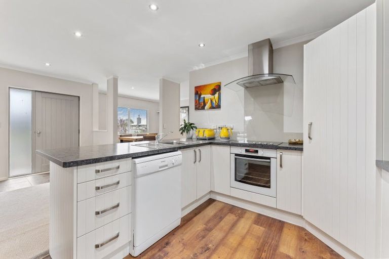 Photo of property in 16 Barry Curtis Place, Levin, 5510