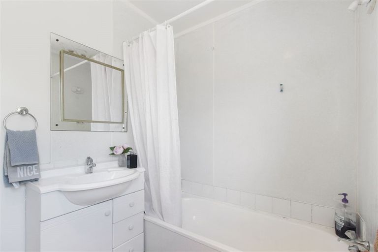 Photo of property in 6 Woodside Road, Massey, Auckland, 0614