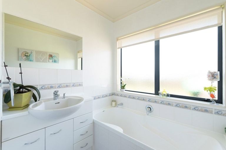 Photo of property in 11 Oakridge Drive, Kerikeri, 0230