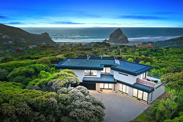 Photo of property in 124a Seaview Road, Piha, New Lynn, 0772