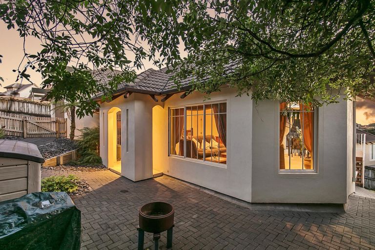 Photo of property in 1/49 Ribbonwood Crescent, Goodwood Heights, Auckland, 2105