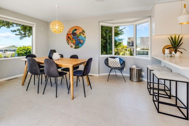 Photo of property in 17 Advene Road, Cockle Bay, Auckland, 2014