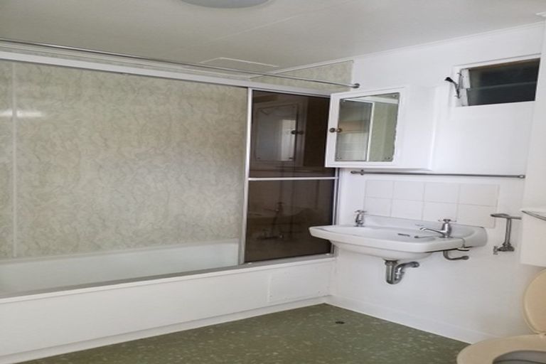 Photo of property in Churchill Flats, 213 The Terrace, Wellington Central, Wellington, 6011