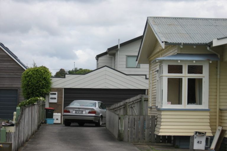Photo of property in 2/42 Walmer Road, Point Chevalier, Auckland, 1022
