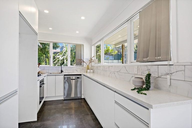 Photo of property in 2 Glengarry Road, Glen Eden, Auckland, 0602