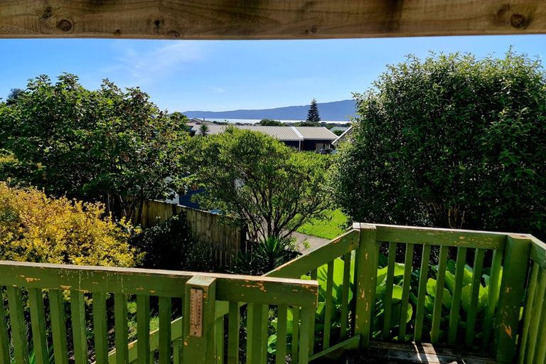 Photo of property in 8 Trig Hill Terrace, Waikanae Beach, Waikanae, 5036