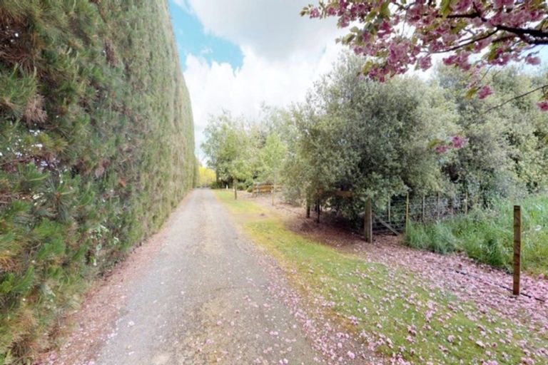 Photo of property in 312 Heatherlea Road East, Levin, 5571