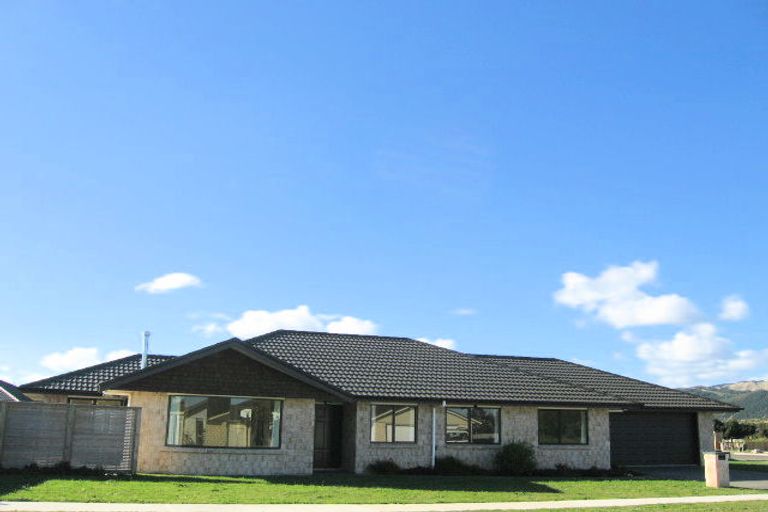 Photo of property in 16 Gandalf Crescent, Paraparaumu, 5032