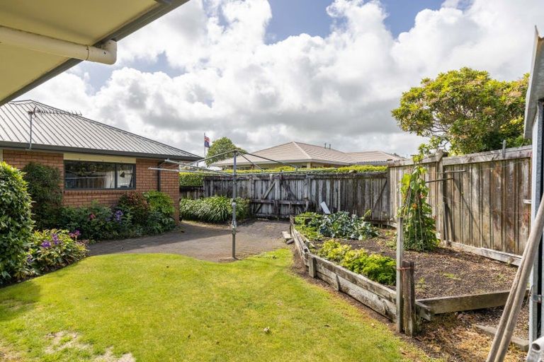 Photo of property in 16 Kinross Drive, Merrilands, New Plymouth, 4312