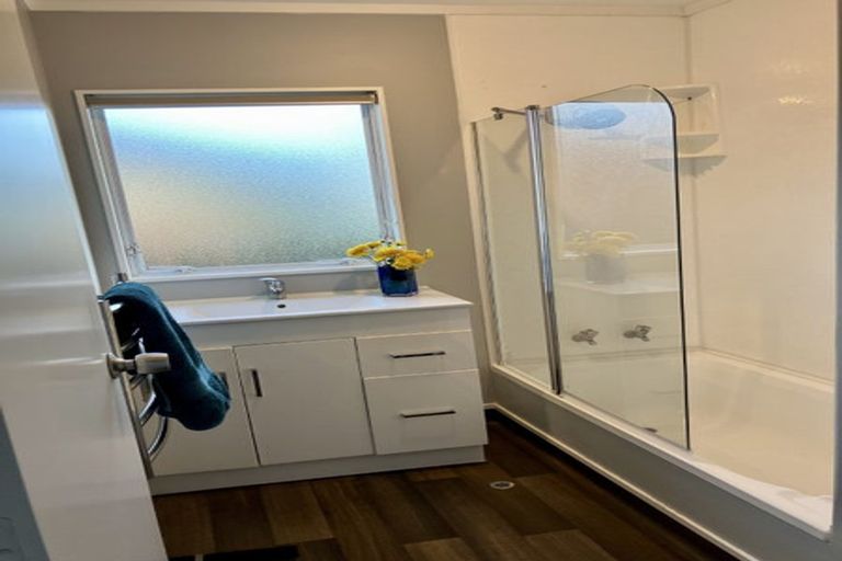 Photo of property in 2/20 Denver Avenue, Sunnyvale, Auckland, 0612