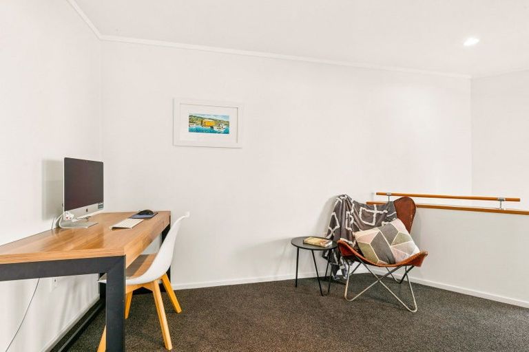 Photo of property in 5 Erskine Close, Island Bay, Wellington, 6023