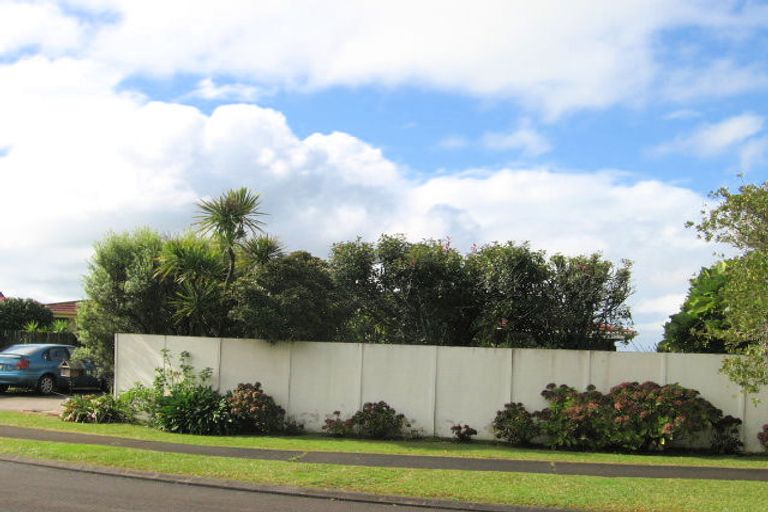 Photo of property in 2/11 Pounamu Place, Shelly Park, Auckland, 2014