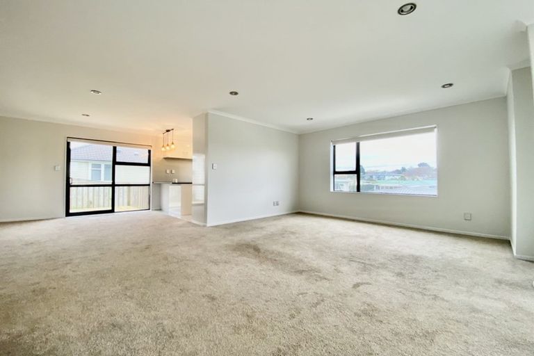 Photo of property in 14 Ray Small Drive, Papakura, 2110