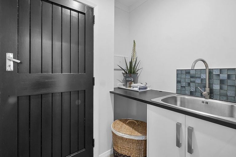 Photo of property in 390 Mangorei Road, Merrilands, New Plymouth, 4312