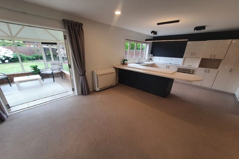 Photo of property in 28 Derenzy Place, Avonhead, Christchurch, 8042