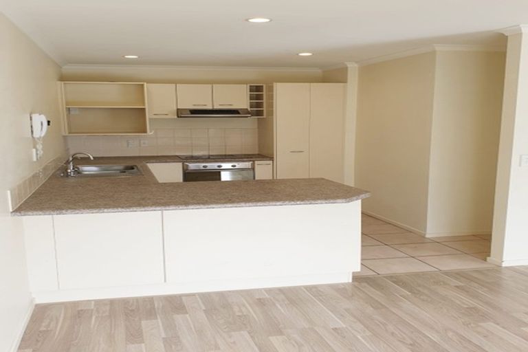 Photo of property in 1/86 Fernhill Way, Oteha, Auckland, 0632