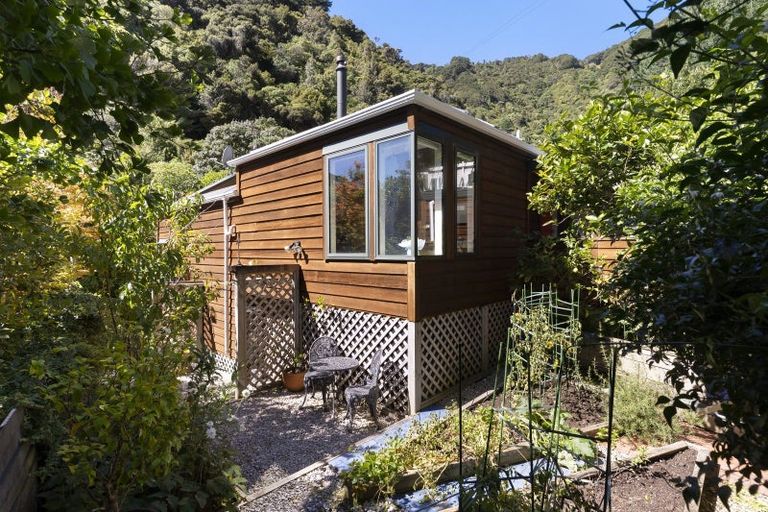 Photo of property in 41 Rona Street, Eastbourne, Lower Hutt, 5013