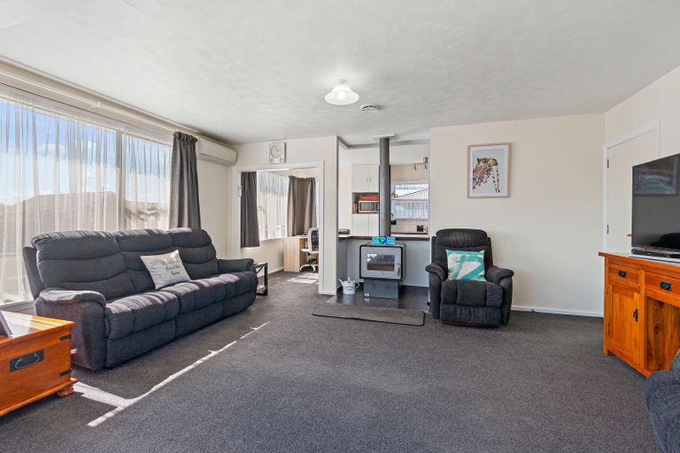 Photo of property in 9 Camelia Place, Islington, Christchurch, 8042