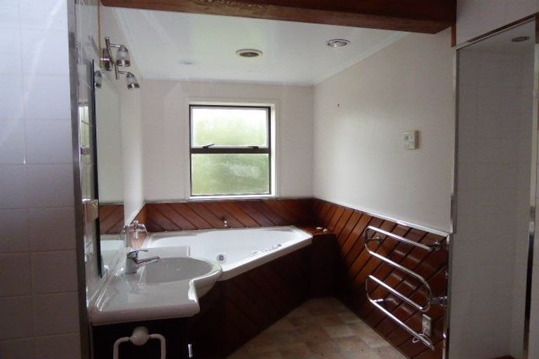 Photo of property in 48 Blue Mountains Road, Pinehaven, Upper Hutt, 5019