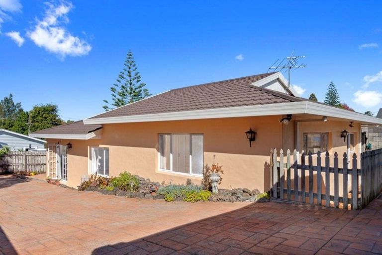 Photo of property in 1/28 Nikau Street, New Lynn, Auckland, 0600