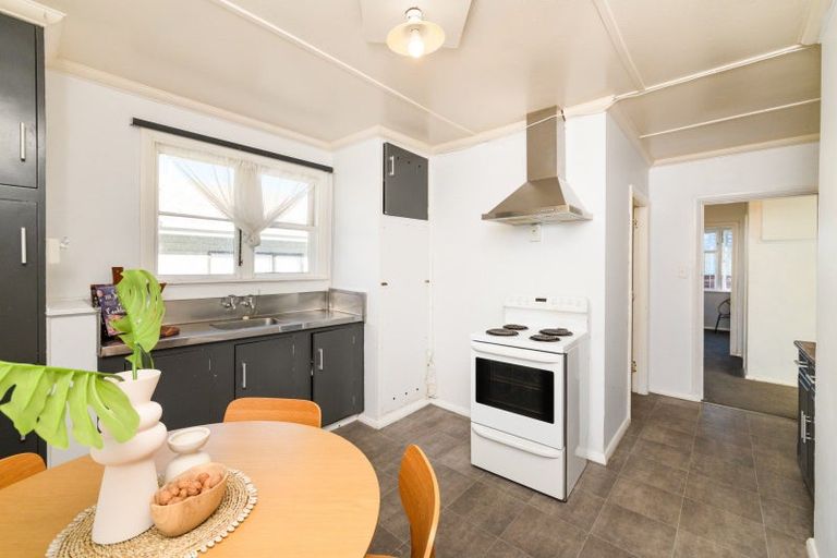 Photo of property in 660 Featherston Street, Roslyn, Palmerston North, 4414