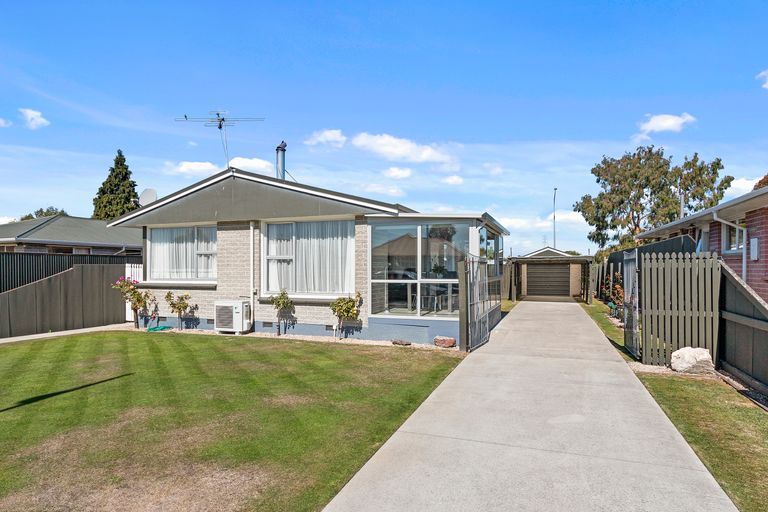 Photo of property in 9 Camelia Place, Islington, Christchurch, 8042