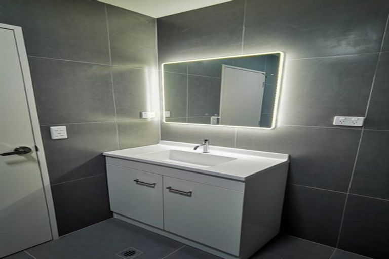 Photo of property in 150b Chivalry Road, Glenfield, Auckland, 0629