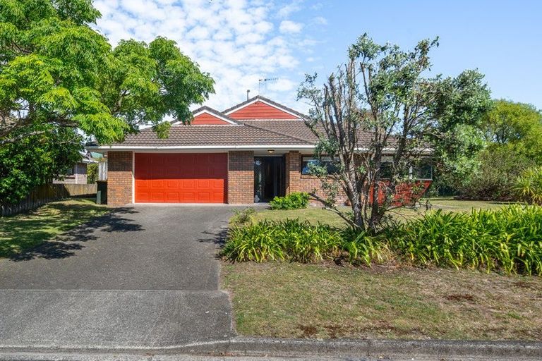 Photo of property in 35 Chilton Drive, Paraparaumu, 5032