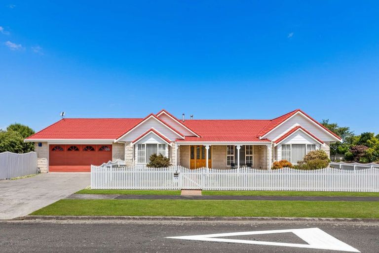Photo of property in 2 Beech Place, Hawera, 4610