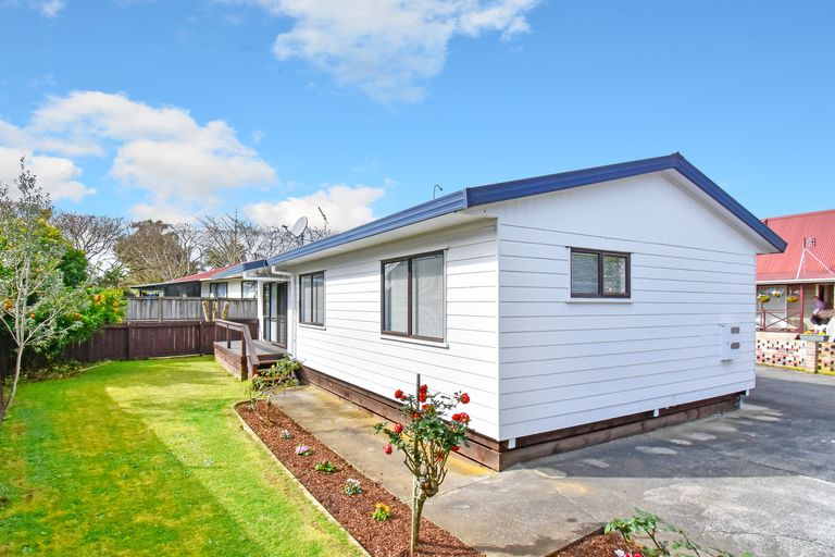 Photo of property in 2/10 Carnoustie Drive, Wattle Downs, Auckland, 2103
