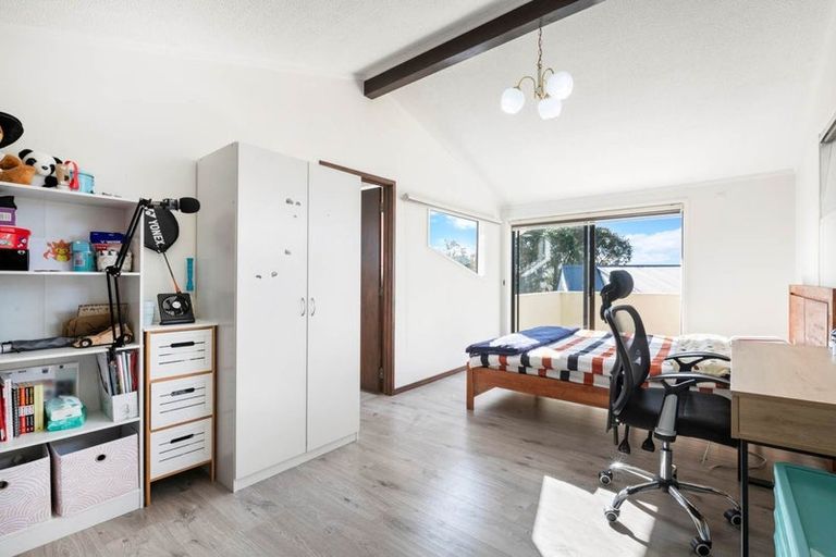 Photo of property in 17 Palliser Lane, Browns Bay, Auckland, 0630