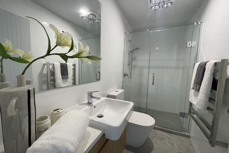 Photo of property in 2c Fowler Street, Northcote, Auckland, 0627