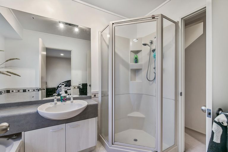 Photo of property in 1/49 Ribbonwood Crescent, Goodwood Heights, Auckland, 2105