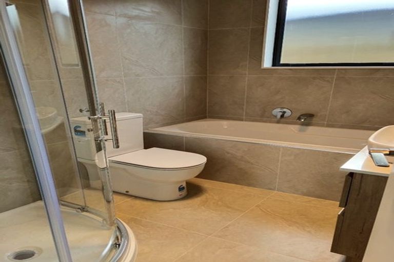 Photo of property in 1 Castlepoint Avenue, Takanini, 2110