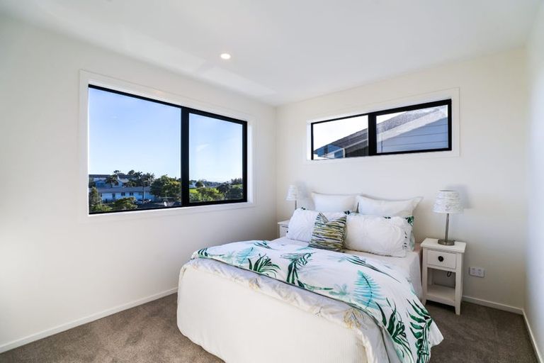 Photo of property in 858d East Coast Road, Northcross, Auckland, 0630