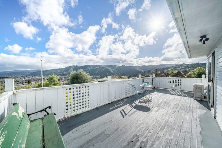 Photo of property in 31 Aniseed Grove, Timberlea, Upper Hutt, 5018