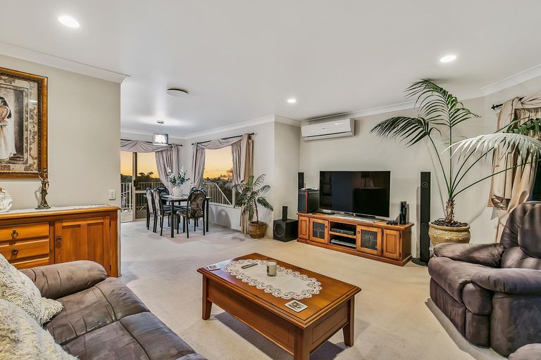 Photo of property in 1/49 Ribbonwood Crescent, Goodwood Heights, Auckland, 2105