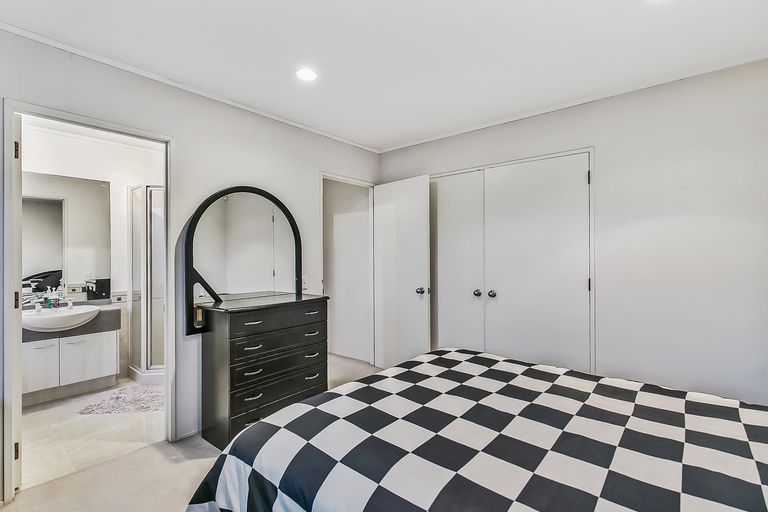 Photo of property in 1/49 Ribbonwood Crescent, Goodwood Heights, Auckland, 2105