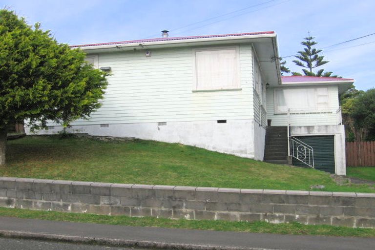 Photo of property in 5 Alder Place, Newlands, Wellington, 6037