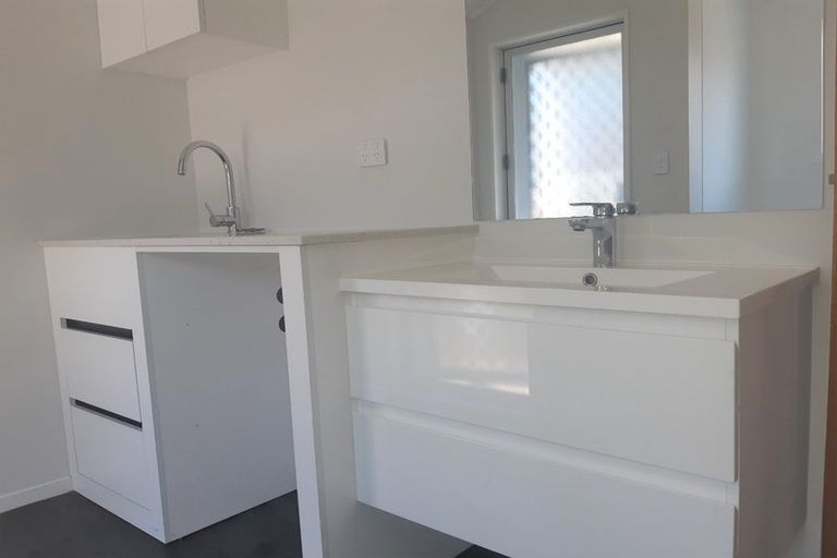 Photo of property in 1 Raelene Place, Massey, Auckland, 0614